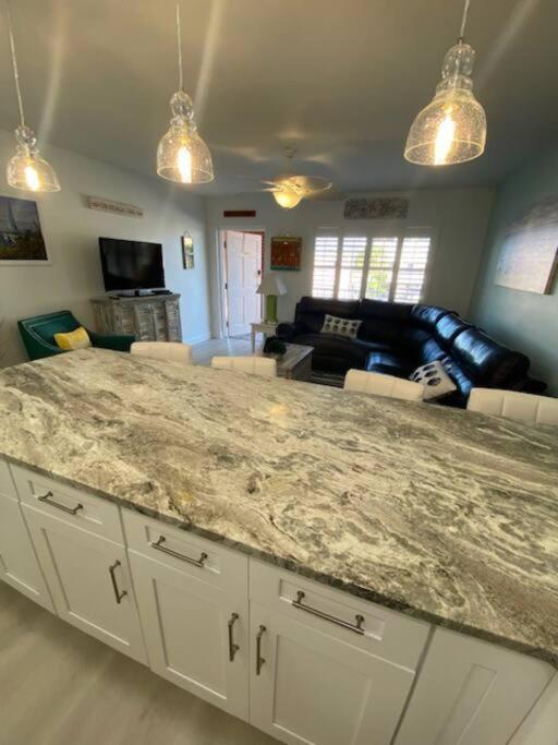 Beachfront Condo On Quiet Treasure Island- 1 Bed St. Pete Beach Esterno foto